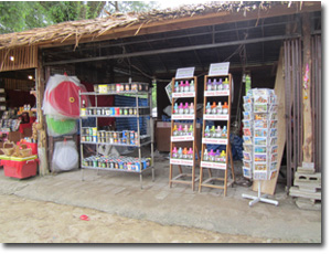 puestos en el mercado local de Khao Lak